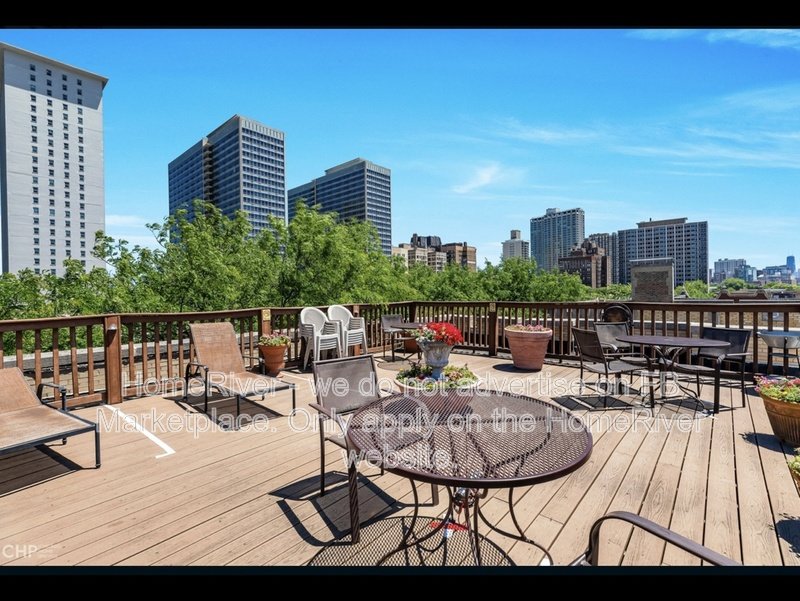 Spacious Vintage Lakeview East Studio | Rooftop Deck | Steps from the property image