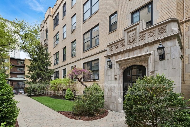 Spacious Vintage Lakeview East Studio | Rooftop Deck | Steps from the property image