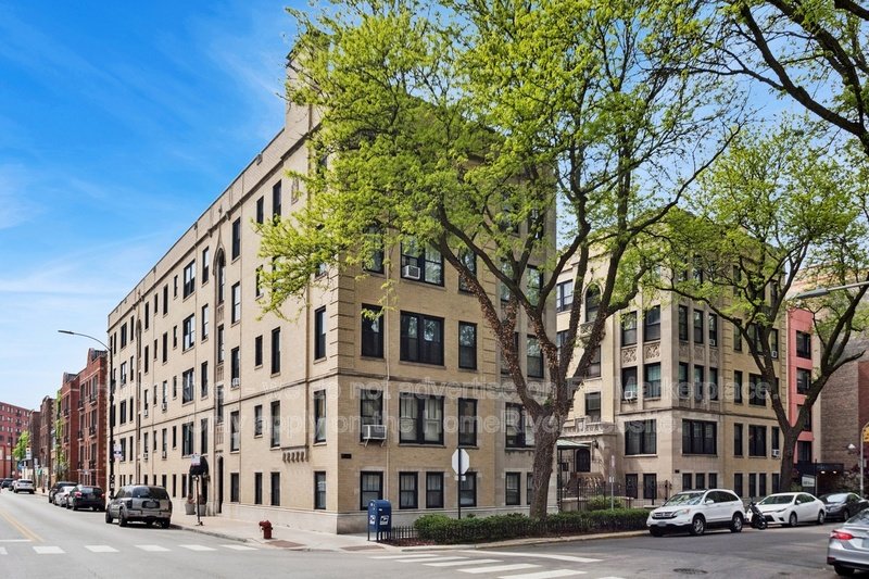 Spacious Vintage Lakeview East Studio | Rooftop Deck | Steps from the property image