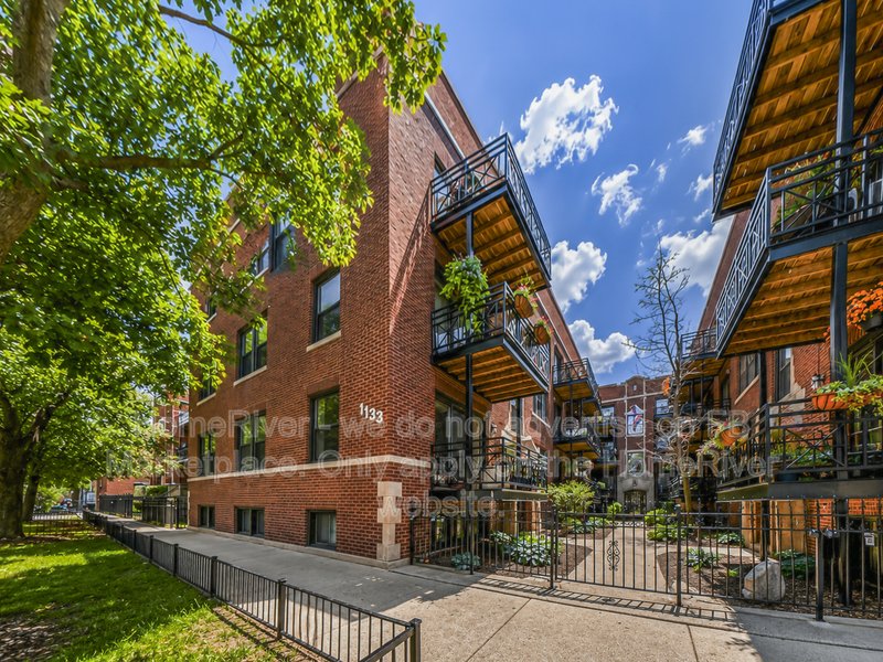 Spacious 1BR | 500 Sq Ft | In-Unit W/D | Prime Lakeview Location property image
