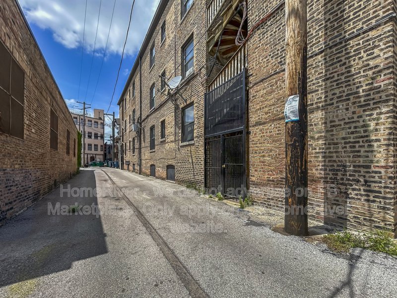 Spacious 1BR | 500 Sq Ft | In-Unit W/D | Prime Lakeview Location property image